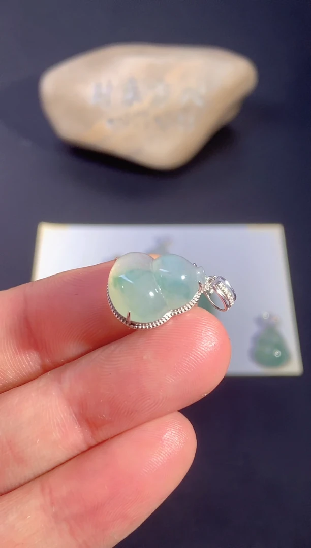 颈饰18K金镶嵌翡翠