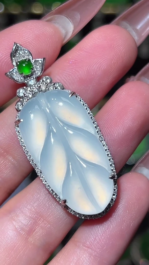 18K金镶嵌挂件翡翠吊坠