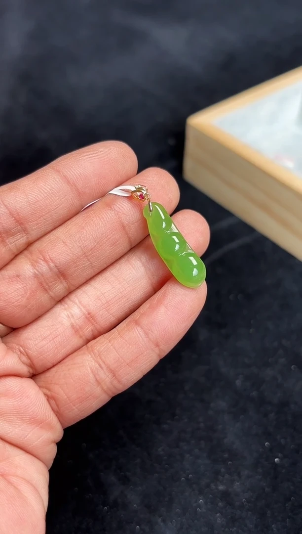 吊坠(不含链)18K金镶嵌和田玉（碧玉）和田玉苹果绿福豆 多样性发一
