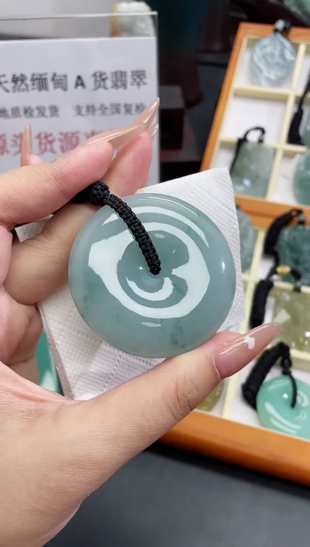 翡翠未镶嵌颈饰平安扣