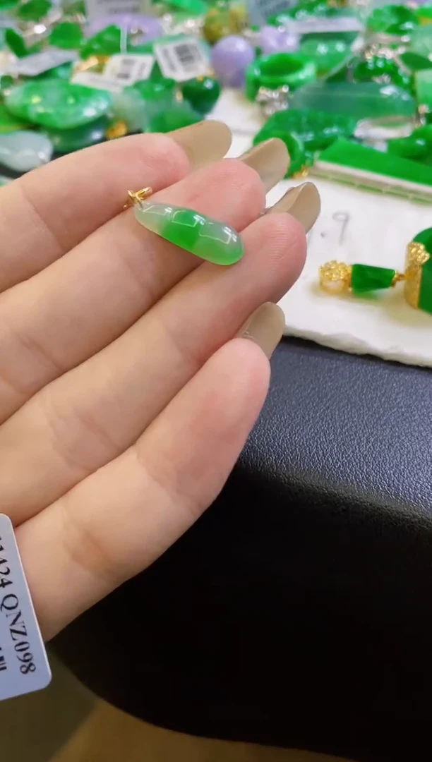 【闪购商品】定制翡翠18K金镶嵌吊坠