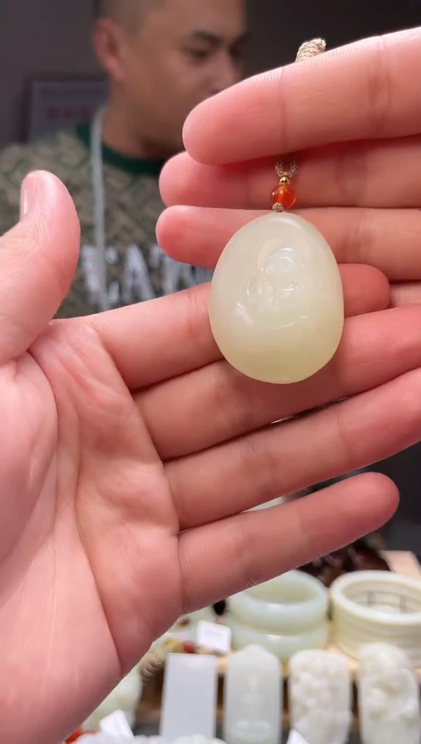 颈饰未镶嵌和田玉吊坠