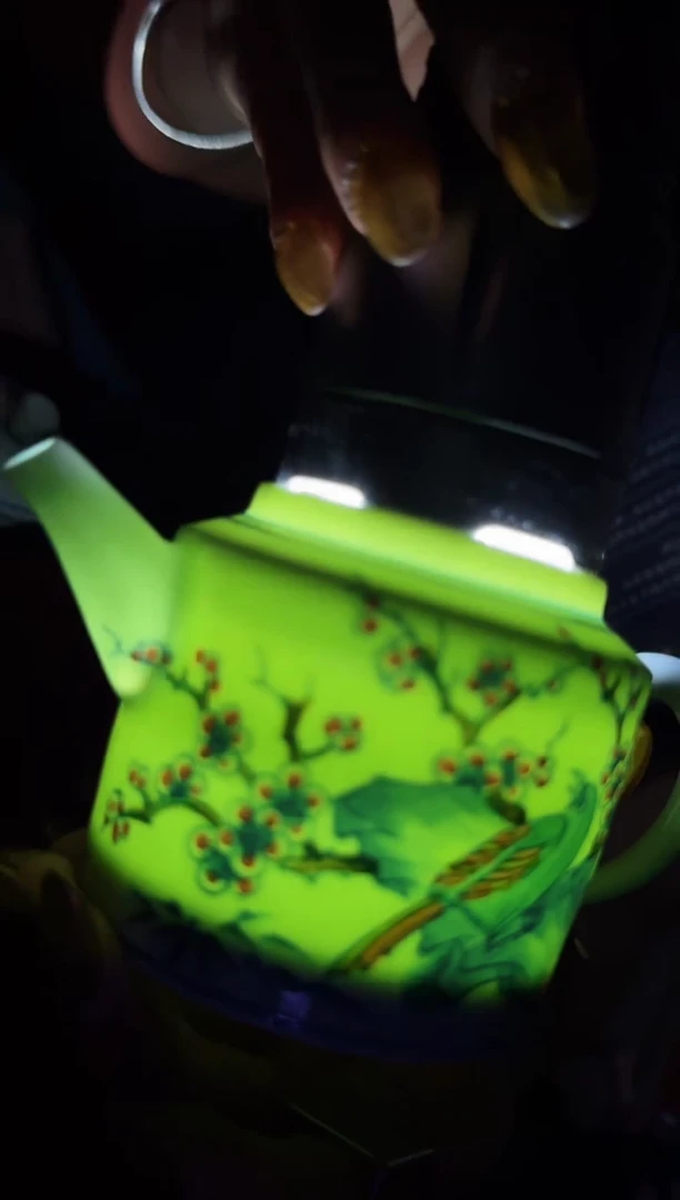 陶瓷绿稀土喜上眉梢直筒壶