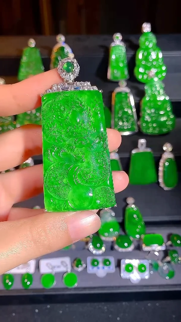 颈饰银S925镶嵌翡翠是