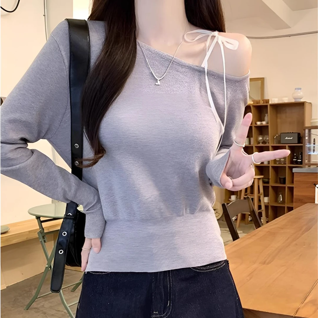 灰色高级感一字肩系带长袖针织衫女早秋修身收腰chic露肩打底上衣