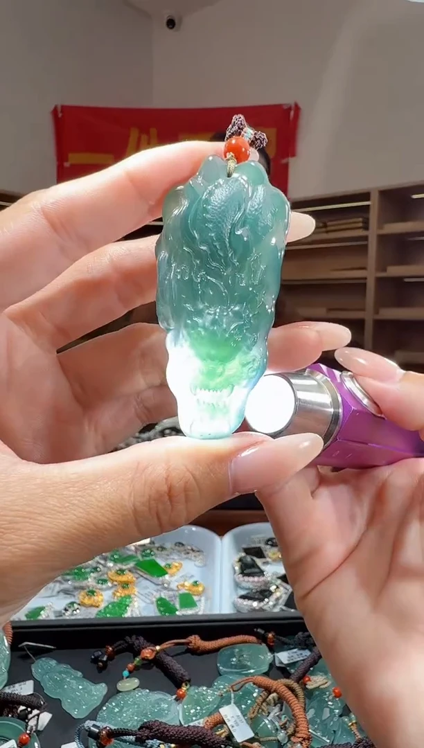 吊坠(不含链)未镶嵌翡翠龙牌（多样性发其一）