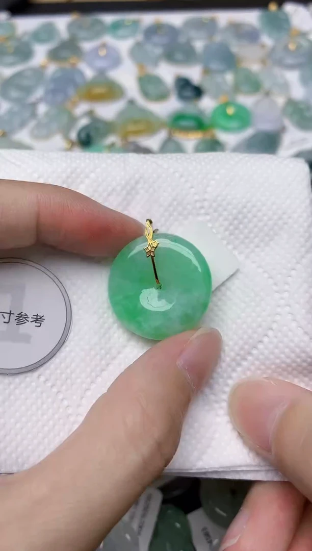 翡翠18K金镶嵌颈饰天然A货翡翠