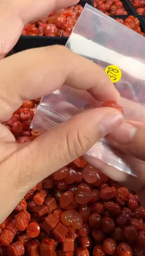 南红玛瑙未镶嵌颈饰1