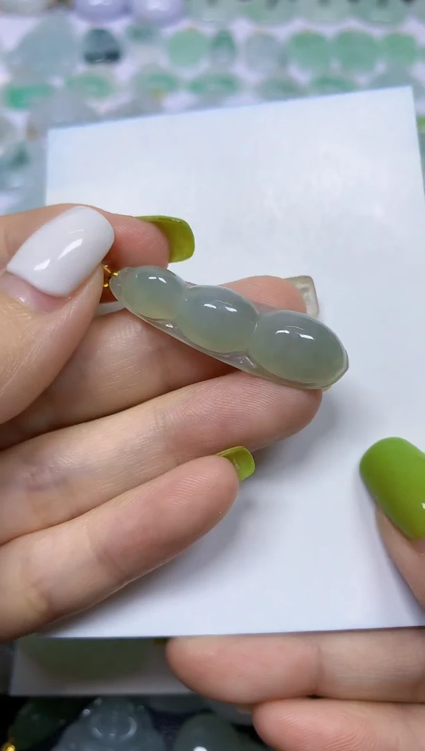 翡翠未镶嵌颈饰挂件