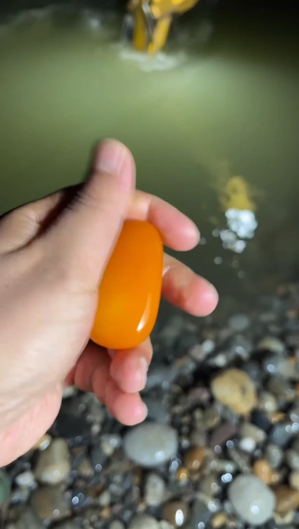 未镶嵌和田玉挂件鸡油黄