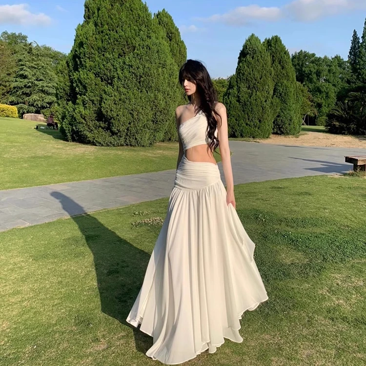 法式小众高级清冷感白色斜肩露腰连衣裙女海边度假氛围感超仙长裙