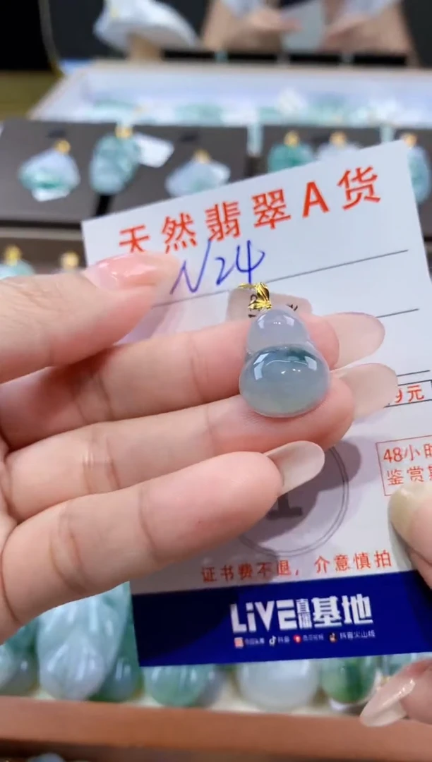 颈饰18K金镶嵌翡翠天然缅甸翡翠A货挂件