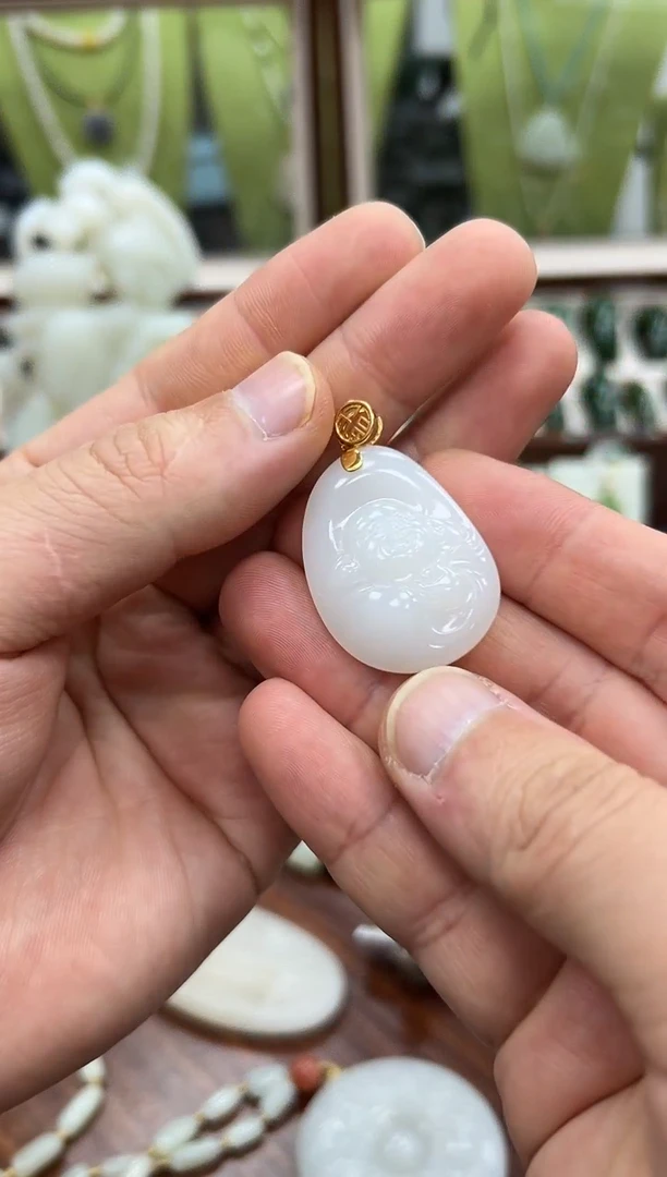 颈饰18K金镶嵌和田玉野牛沟佛公