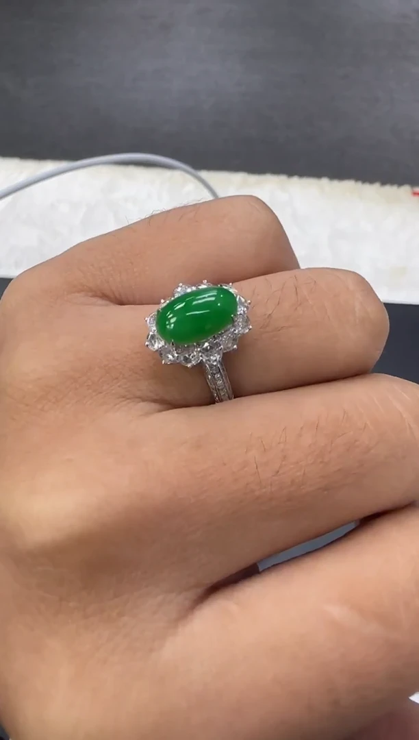 颈饰18K金镶嵌翡翠蓬**雪天然翡翠A货孤品一件