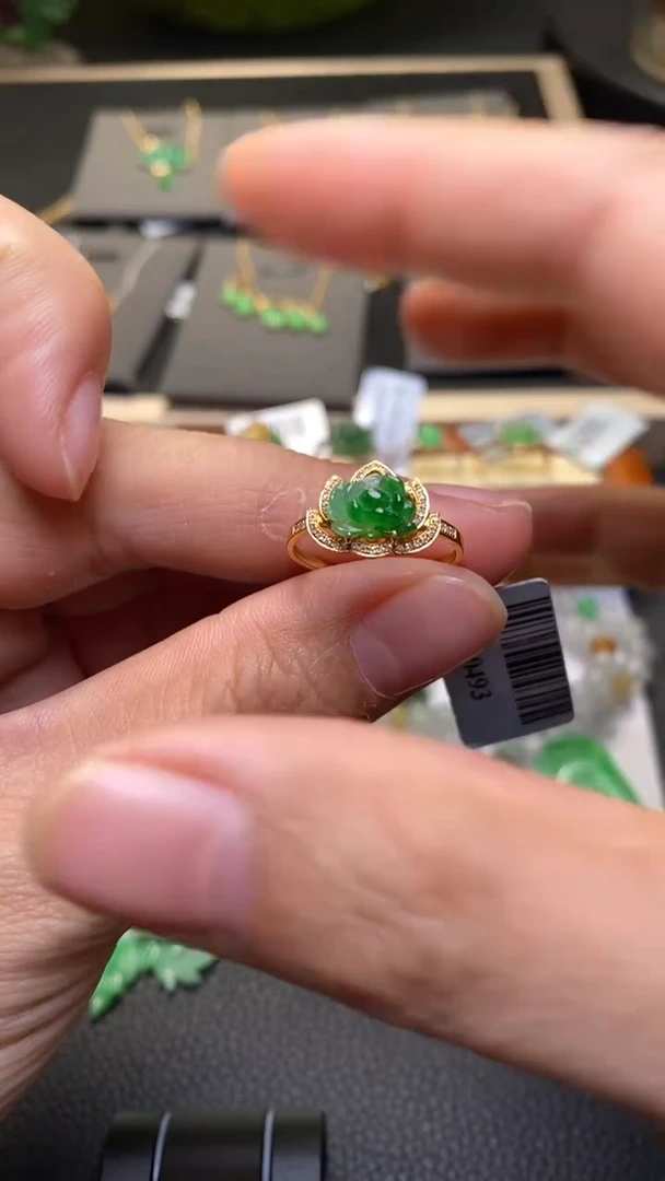 颈饰18K金镶嵌翡翠净货35181