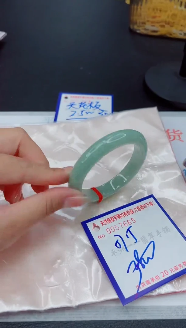 翡翠手镯未镶嵌1