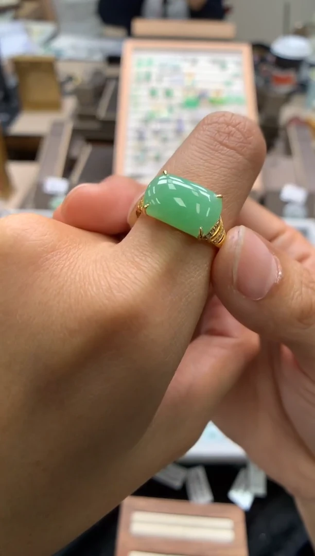 颈饰18K金镶嵌翡翠戒指