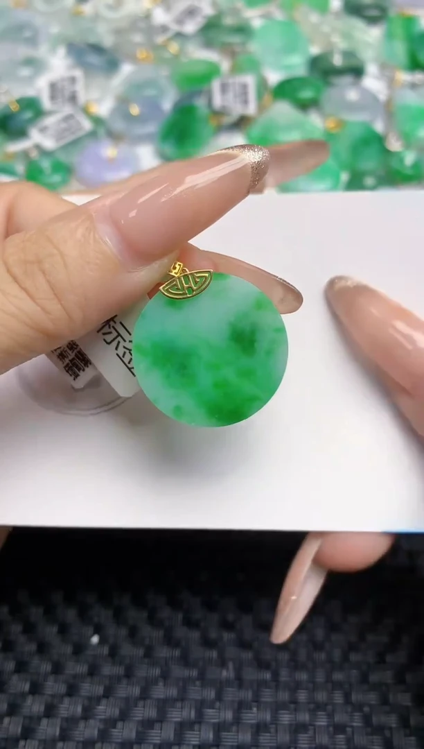 颈饰18K金镶嵌翡翠天然缅甸A货翡翠百元以上9元证书费自理