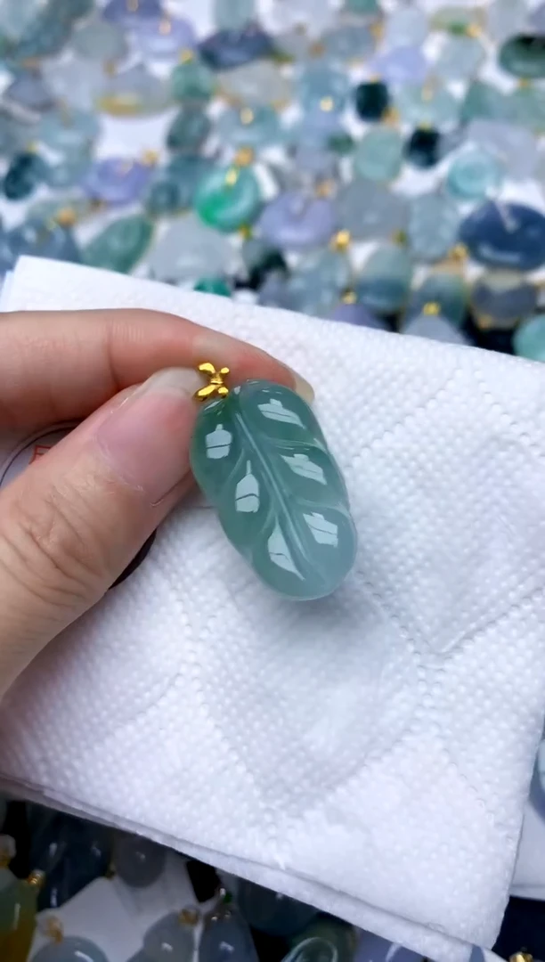 颈饰18K金镶嵌翡翠天然A货翡翠