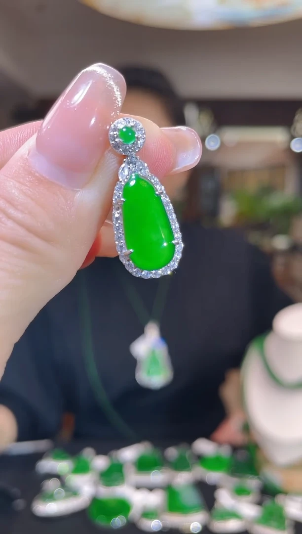 【闪购商品】翡翠吊坠(不含链)未镶嵌多样性发其一