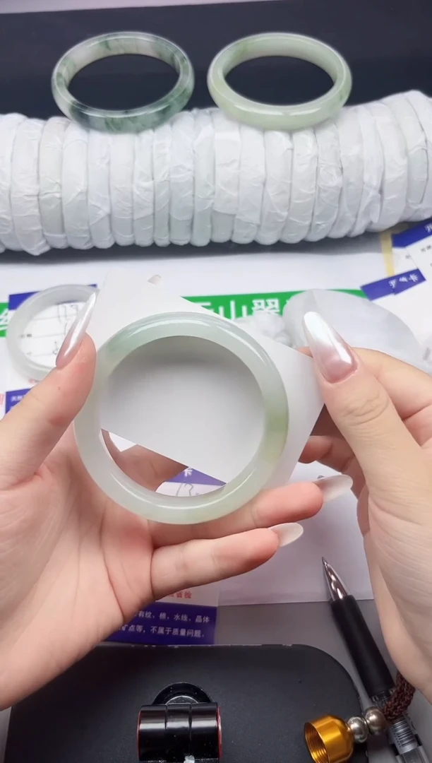 石英质玉手镯未镶嵌129-56/57