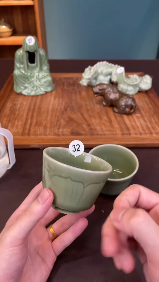 32窑承龙泉青瓷老梅青莲瓣杯