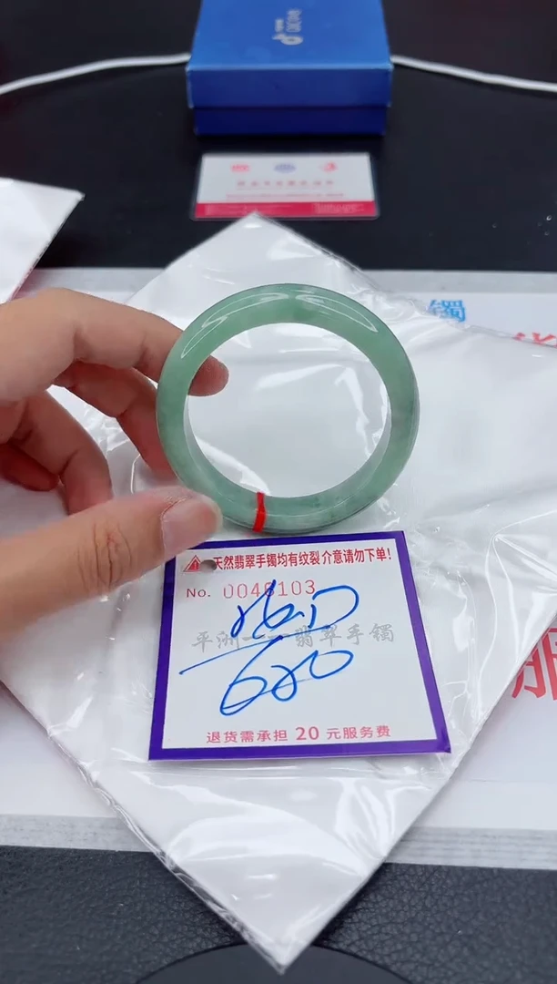 翡翠手镯未镶嵌1