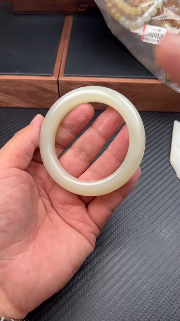 和田玉手镯未镶嵌黑山微色差56+Mm