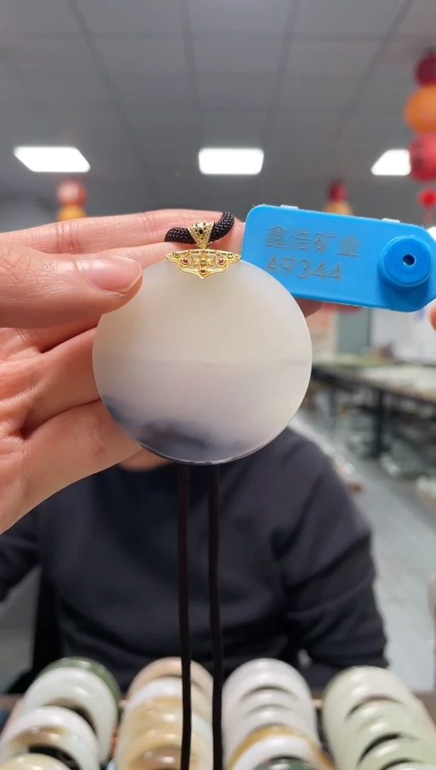 颈饰18K金镶嵌和田玉青花牌挂件一件A9344