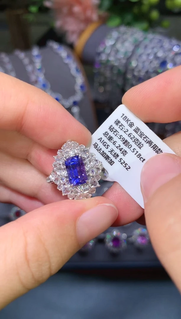 彩色蓝宝石戒指18K金镶嵌