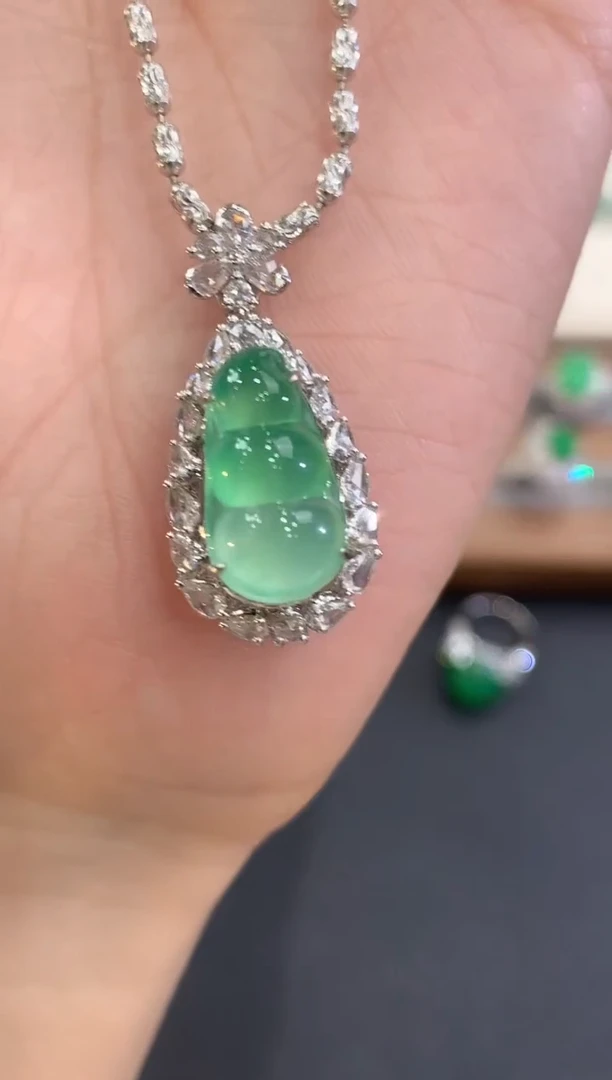 吊坠(不含链)18K金镶嵌翡翠a135