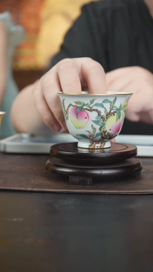 景德镇手画福寿桃杯