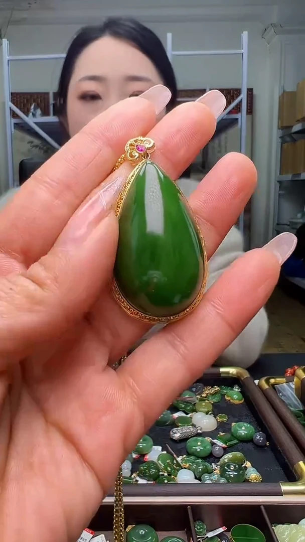 颈饰18K金镶嵌和田玉（多样性发货.发其一)1.03.116