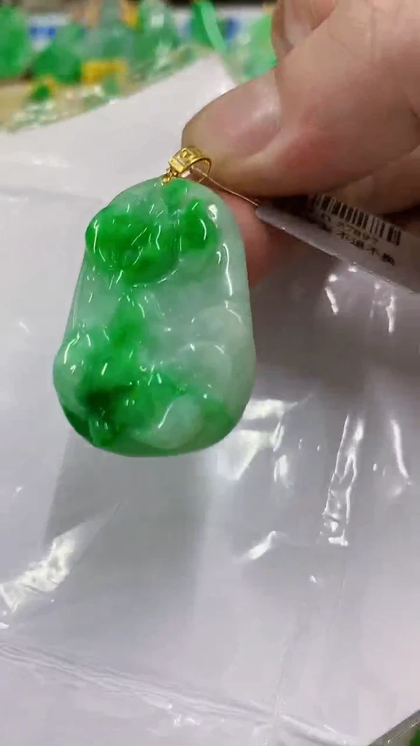 翡翠未镶嵌颈饰挂件