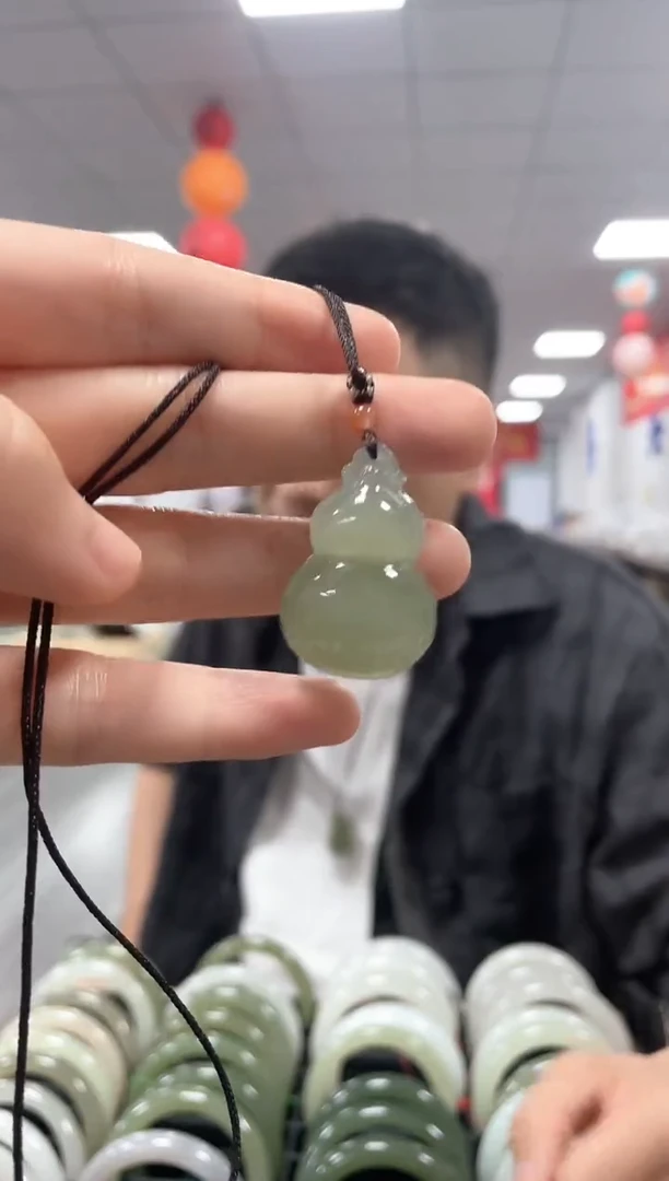 和田玉未镶嵌颈饰葫芦吊坠一件