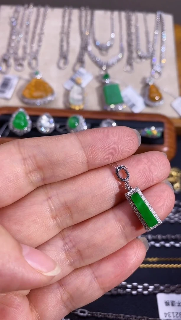 翡翠18K金镶嵌颈饰吊坠