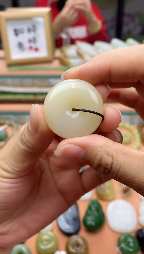 颈饰未镶嵌和田玉（糖玉）新疆且末糖白平安扣