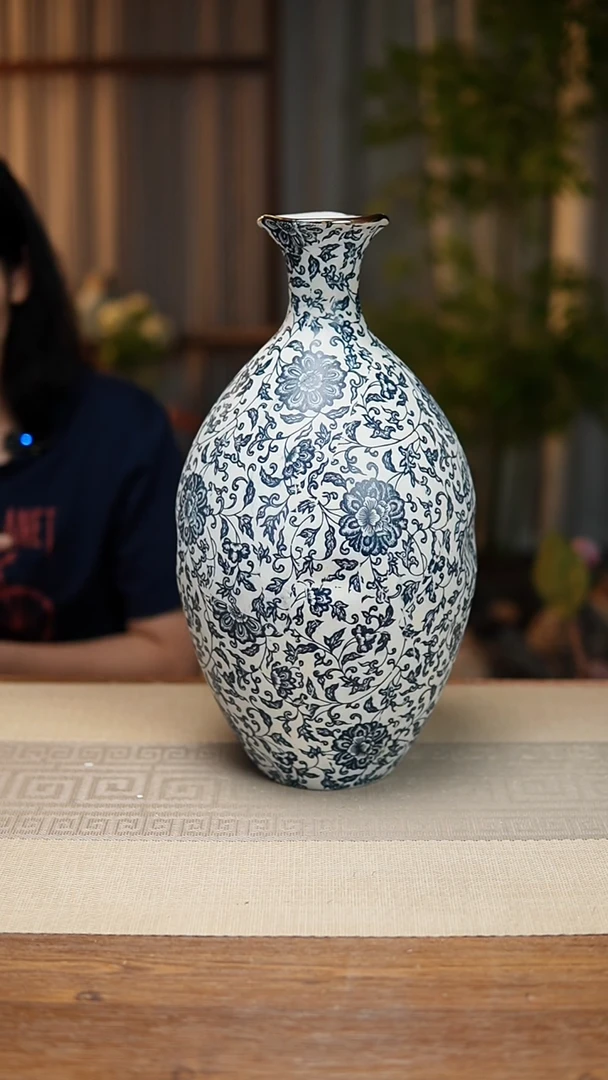 异形花器青花瓷缠枝莲保龄球瓶