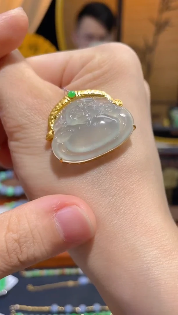 颈饰18K金镶嵌翡翠财神