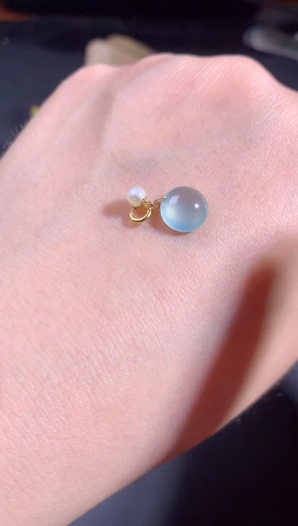 翡翠18K金镶嵌颈饰蛋面