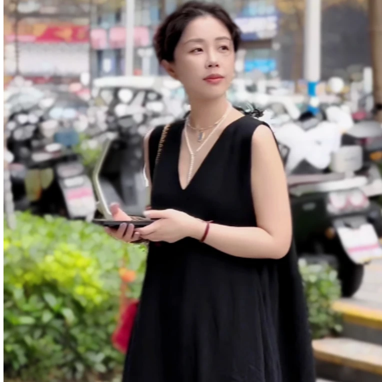 【叭哒不惑】墨雨 气质时尚休闲百搭黑色V领无袖连衣裙