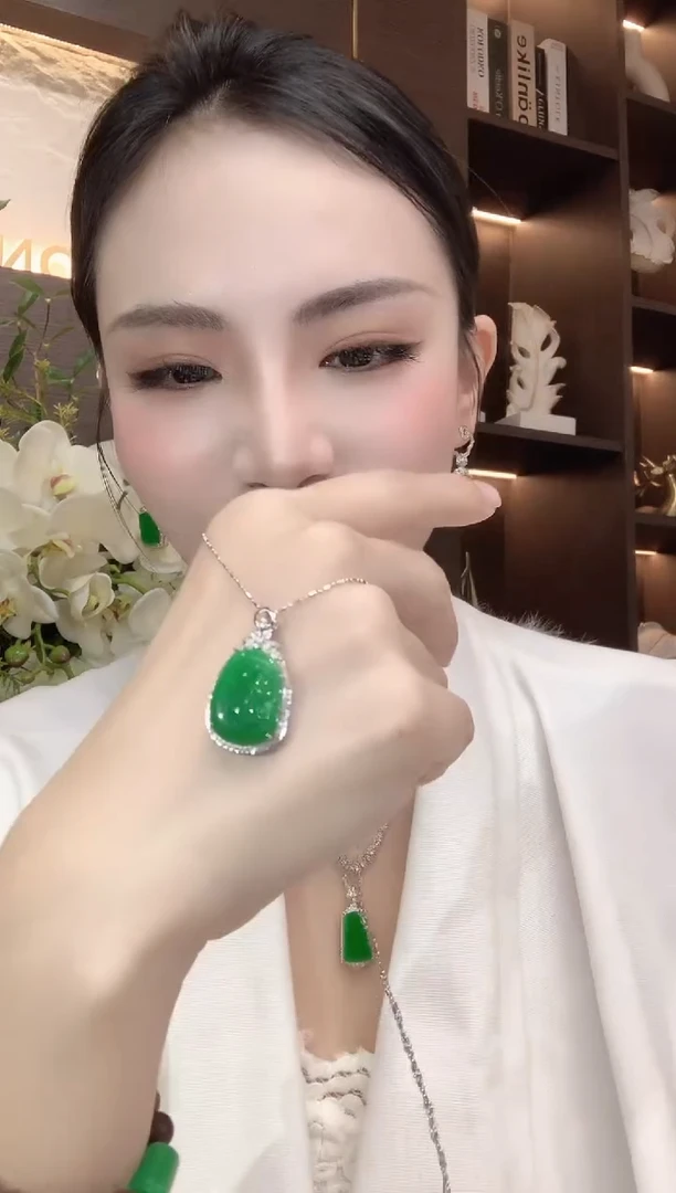 吊坠(不含链)18K金镶嵌翡翠A18