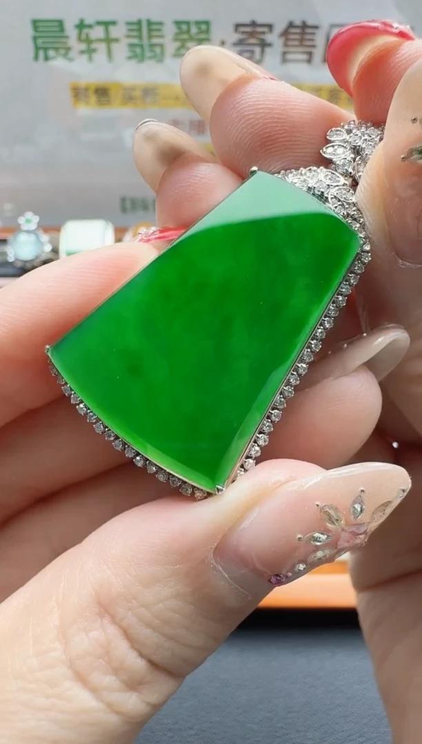 颈饰18K金镶嵌翡翠£****?寄售回流，24小时鉴赏期