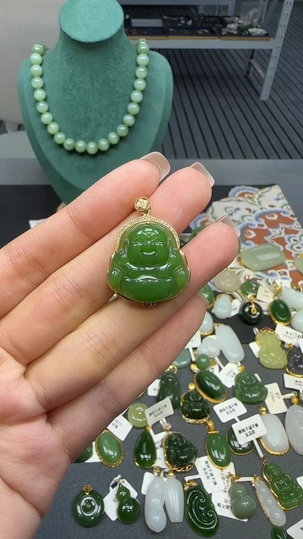 18K金镶嵌和田玉挂件1