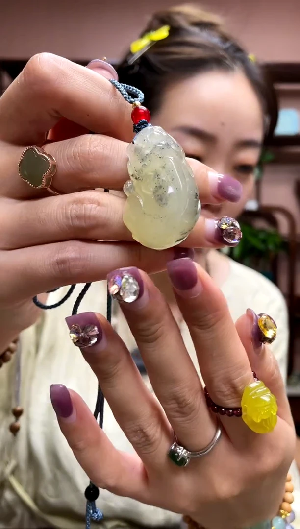 岫玉未镶嵌吊坠·