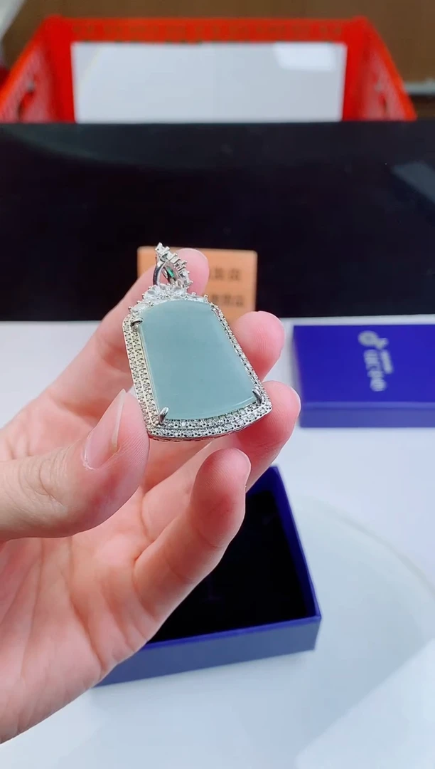 颈饰未镶嵌翡翠   ·