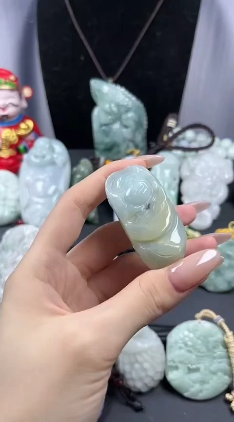 翡翠未镶嵌颈饰佛头