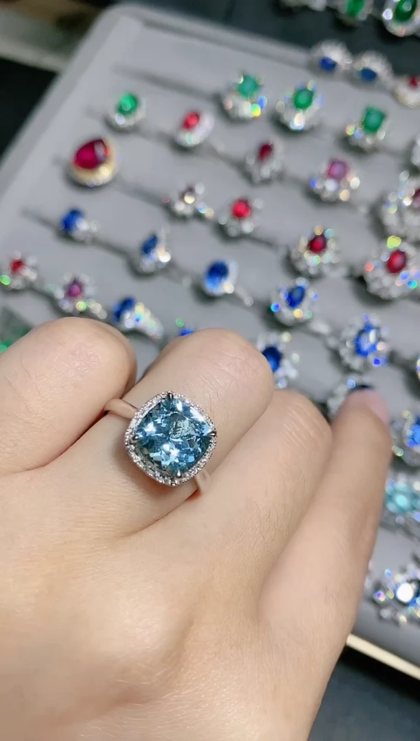 18K金镶嵌戒指海蓝宝石.