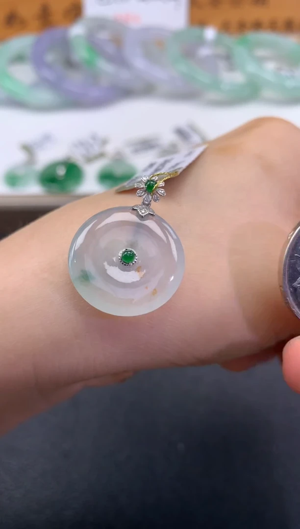 翡翠18K金镶嵌颈饰..........