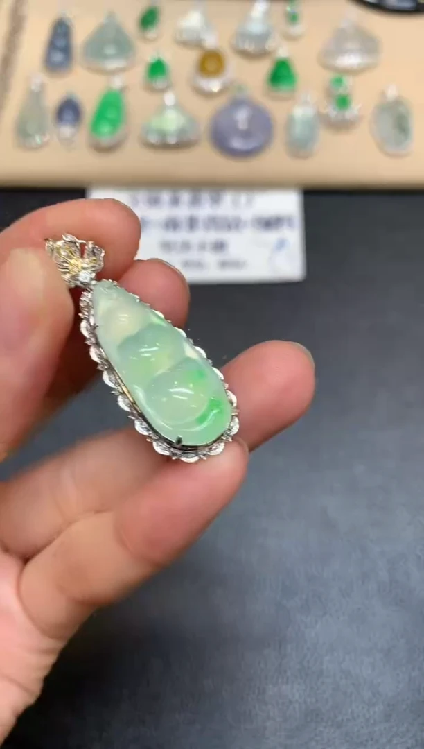 颈饰18K金镶嵌翡翠福豆【无服务费【48小时鉴赏期】